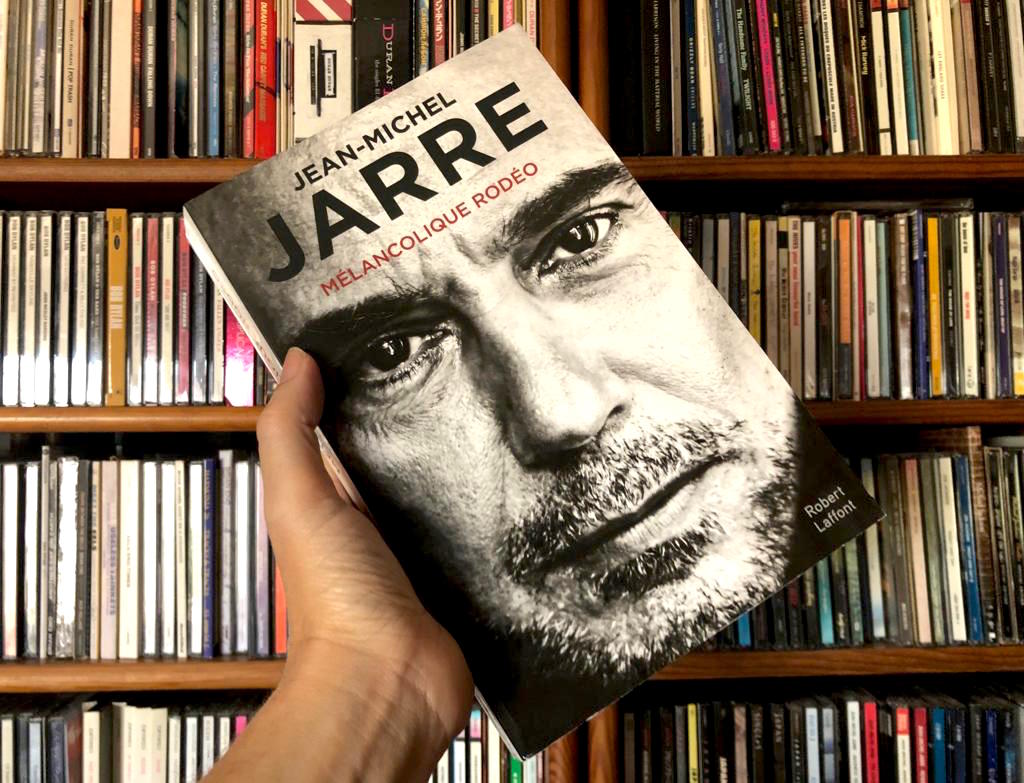 Jean Michel Jarre não costuma ter palavras na sua música… Mas agora juntou 380 páginas de memórias e reflexões num&nbsp;livro