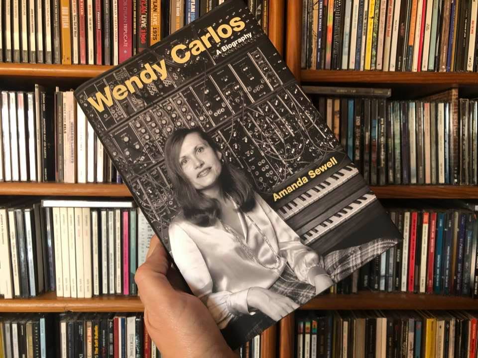 Um retrato atento e detalhado de uma pioneira da música&nbsp;eletrónica